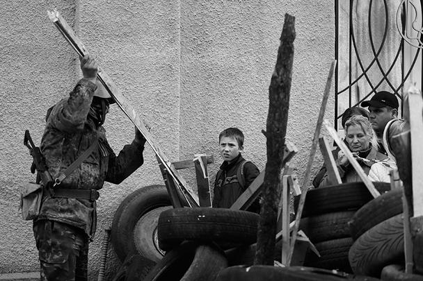 Пока в Славянске укрепляли баррикады, пришли новости из Донецка: бойцы отряда милиции специального назначения (бывший «Беркут») не только отказались выезжать.
Повязав георгиевские ленточки, донецкие милиционеры заявили, что поддерживают требования митингующих в Славянске