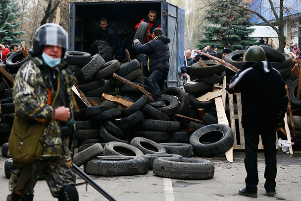 Баррикады из автомобильных шин, ставшие приметой киевского Майдана, пригодились и противникам «новой украинской власти». Правда, в Донбассе шины не жгут