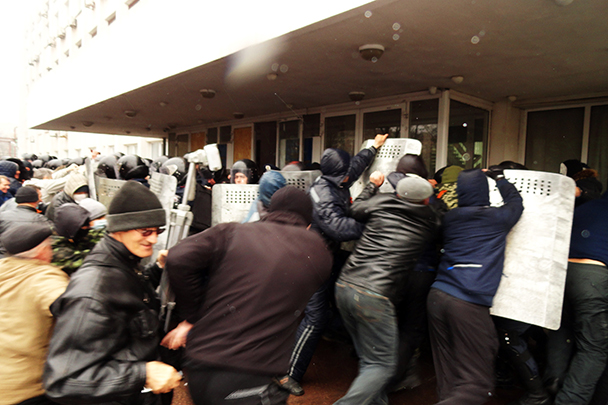 Протестующие против киевских властей захватили здание МВД в Мариуполе