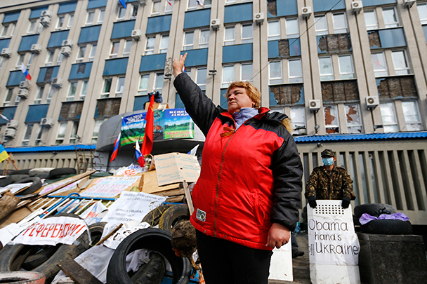В Луганске митингующие продолжают удерживать здание СБУ и местной администрации