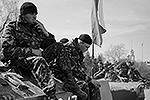 Как сообщил один из солдат, они представляют 25-ю аэромобильную бригаду Днепропетровска, которая перешла на сторону местного населения
&#160;(фото: ИТАР-ТАСС)