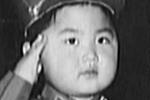 Лидер КНДР с детства любил военную форму. Снимки маленького Ким Чен Ына были обнародованы во время праздничного концерта, посвященного празднику северокорейских военно-воздушных сил. Ранее эти фотографии нигде не публиковались&#160;(фото: EPA/ИТАР-ТАСС)