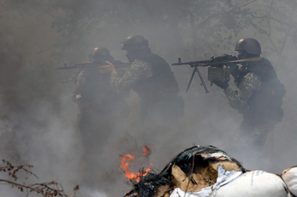 Ополченцы Славянска вместе с подкреплением, прибывшим из города Красный Лиман, отбили наступление украинских военных (на фото), участвующих в «спецоперации». Добровольцы – даже безоружные – продолжают прибывать на стратегический пункт, передают местные СМИ