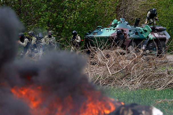 По информации местных СМИ, ополченцы прочесывают близлежащую лесополосу в поисках украинских силовиков (на фото). По некоторым данным, бронетехника силовиков отведена, но сами военные могли рассредоточиться поблизости от блокпоста