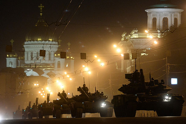 Перед тем как заехать на Красную площадь, танки Т-90 проехали по Моховой улице