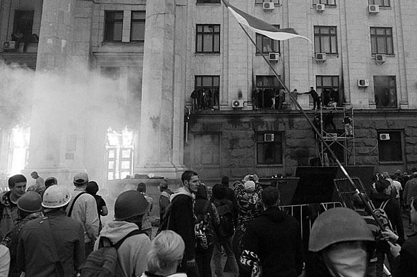 Здание областного Дома профсоюзов, где укрылись сторонники федерализации страны, было подожжено боевиками «Правого сектора»