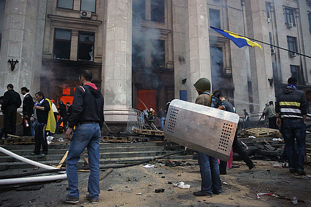 Беспорядки в Одессе начались днем в пятницу с массовой потасовки на Греческой улице. Ее зачинщиками стали приехавшие из Харькова футбольные болельщики, радикалы «Правого сектора» и «Самообороны» из Киева