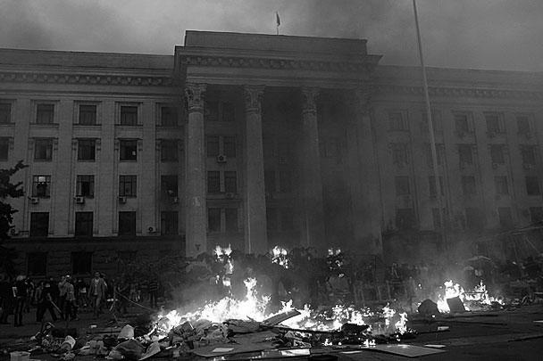 После уничтожения палаточного городка радикалы решили поджечь Дом профсоюзов, где укрылись противники новых властей