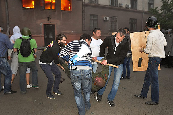 Тех, кто выжил, сторонники киевских властей жестоко избивали дубинками