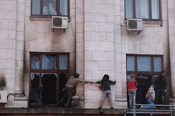 Чтобы спастись от удушья, находившиеся внутри здания люди спасались тем, что прыгали из окон