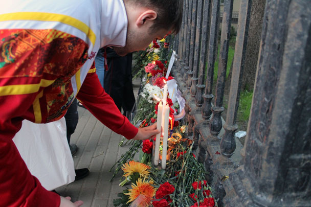 «Около здания посольства много людей. Это женщины, дети, молодежь, в том числе пришли украинцы. Они возлагают цветы, ставят свечи. Обстановка траурная», – рассказал газете ВЗГЛЯД член ОП Георгий Федоров, участвующий в возложении цветов к посольству Украины в Москве в знак скорби по погибшим в Одессе