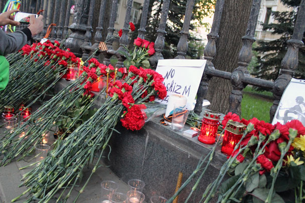 У посольства в Леонтьевском переулке собралось более 100 представителей молодежных движений, которые зажгли свечи и возложили цветы