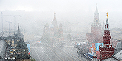 C раннего утра среды в Москве пошел неожиданный майский снег, который продолжался полдня. В итоге генеральная репетиция парада Победы проходила в условиях метели, а из-за двух этих совпавших событий центр столицы оказался практически обездвижен