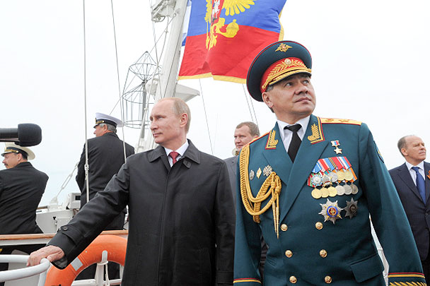 Владимир Путин и министр обороны Сергей Шойгу во время военного парада 
