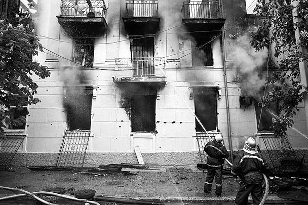 Здание городской милиции в Мариуполе почти полностью выгорело