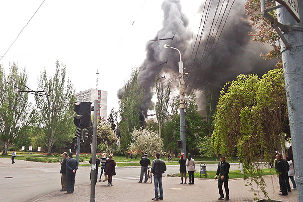 Дым над зданием ГУВД, где произошли столкновения между пророссийскими активистами и украинскими военными. По свидетельствам очевидцев, милиционеры выпрыгивали из окон объятого огнем здания