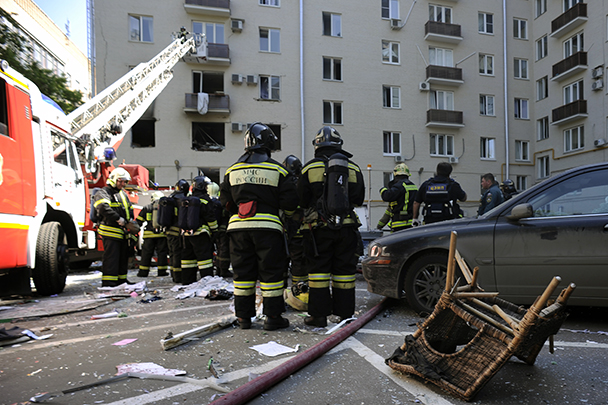 В результате взрыва повреждены несколько квартир и припаркованные у дома автомашины