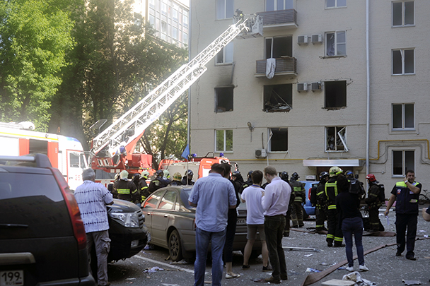 В результате взрыва повреждены несколько квартир и припаркованные у дома автомашины