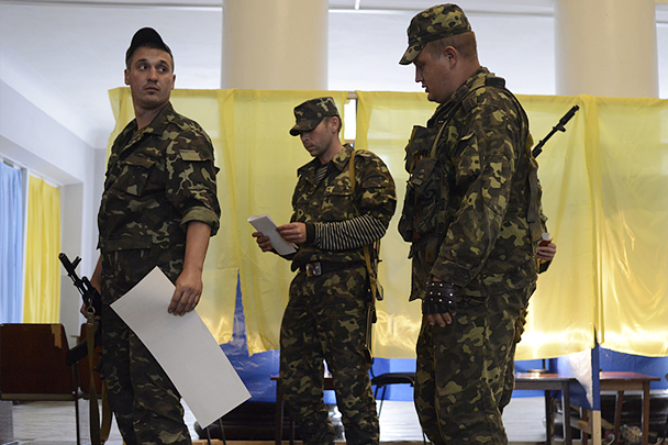 Голосовали в воскресенье и военные украинской армии. Причем их волеизъявление происходило на фоне продолжающейся на Востоке страны «спецоперации» украинских силовиков. При этом в Донбассе удалось открыть очень мало избирательных участков  