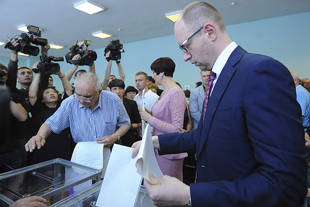 На одном из избирательных участков проголосовал назначенный Верховной радой премьер-министром Украины Арсений Яценюк. Какой пост он будет занимать после выборов, неизвестно