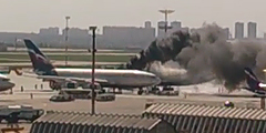 Пассажирский самолет Ил-96 загорелся на технической стоянке аэропорта Шереметьево. Пожар начался в кабине пилотов лайнера, который уже выведен из эксплуатации. По предварительным выводам, самовозгорание могло произойти из-за сильной жары, стоящей сейчас в Москве