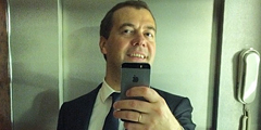 Премьер Дмитрий Медведев опубликовал сделанное им самофото в лифте Дома правительства – как он заявил сам в своем «Инстаграмме», «по заявкам подписчиков, которых теперь 400 000»