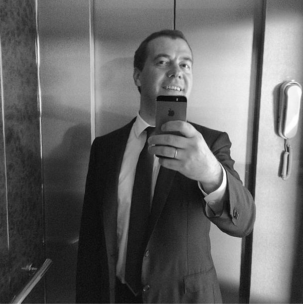Премьер Дмитрий Медведев опубликовал сделанное им самофото в лифте Дома правительства – как он заявил сам в своем «Инстаграмме», «по заявкам подписчиков, которых теперь 400 000»