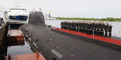 Торжественная церемония принятия в состав ВМФ новейшей атомной подводной лодки «Северодвинск» прошла во вторник. АПЛ, строившаяся более двадцати лет, является головным кораблем проекта 885 «Ясень» и вооружена крылатыми ракетами «Оникс»