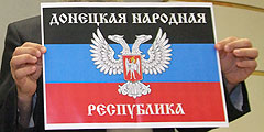 На очередной сессии Верховного совета Донецкой народной республики была утверждена национальная символика нового государства: флаг, герб и гимн. Флаг ДНР представляет собой полотнище трех цветов: черно-сине-красное. В центре располагается двуглавый орел с геральдическим щитом с изображением Архистратига Михаила