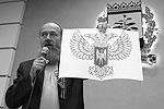 Герб ДНР – двуглавый орел с червленым геральдическим щитом, на котором изображен Архистратиг Михаил&#160;(фото: ИТАР-ТАСС)