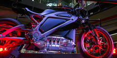 Легендарный производитель мотоциклов Harley Davidson показал новинку – двухколесного коня, работающего на электрической тяге. Он способен разгоняться до 100 километров в час менее чем за 4 секунды. В ближайшие дни протестировать разработку смогут жители городов США