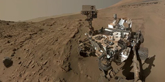 Американский марсоход Curiosity отметил первый год своего пребывания на Марсе. По земным меркам это 687 дней. В честь годовщины аппарат даже снял себя на фоне пейзажей Красной планеты