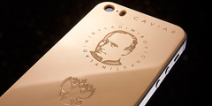 Итальянский ювелирный бренд Caviar выпустил серию iPhone c золотым покрытием задней крышки, на которой изображен президент Владимир Путин и российский герб. Стоимость аппарата превышает 150 тысяч рублей