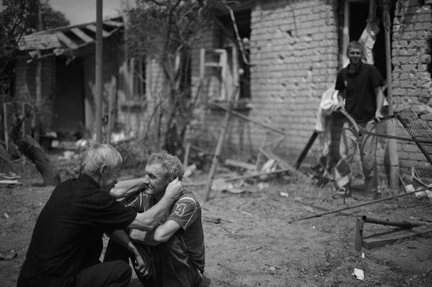 Владимир Иногородцев добавил, что погибли по меньшей мере 10 человек, тела пяти погибших уже опознаны, одной из жертв авианалета стал ребенок – девочка 5-7 лет  