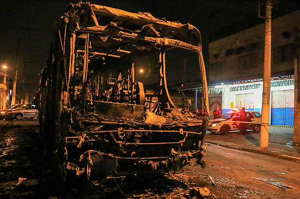Толпа болельщиков в Сан-Паулу сожгла несколько автобусов и автомобилей. О пострадавших пока не сообщается. Местная  полиция применила слезоточивый газ для разгона толпы