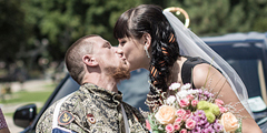 Один из самых известных ополченцев ДНР под позывным Моторола сыграл свадьбу в Донецке. Это первый официальный брак, заключенный в Новороссии. Торжество посетили первые лица республики, а белое платье невесты украшала кобура