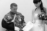 Брак был заключен «именем Донецкой народной республики», а свидетельство молодожены получили на бланке ДНР за номером 0001. Юная невеста (родилась в 1993 году) Елена была одета в традиционное белое платье&#160;(фото: Андрей Стенин/РИА «Новости»)