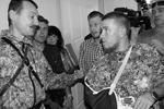 Одним из свидетелей на свадьбе был главком ополчения ДНР Игорь Стрелков (слева)&#160;(фото: ИТАР-ТАСС)