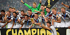 Германия в четвертый раз стала чемпионом мира по футболу, одолев в финале аргентинцев со счетом 1:0. Победный гол на 8-й минуте второго дополнительного тайма забил Марио Гетце