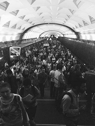 Сначала утром во вторник поступила информация о задымлении в одном из составов московского метро, который находился между станциями «Славянский бульвар» и «Парк Победы»