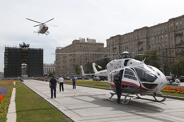 Вертолеты также задействованы в организации помощи пострадавшим