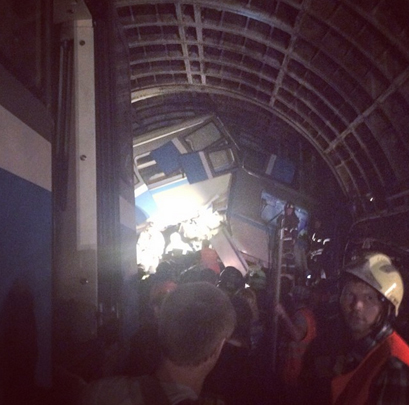 В московском метро между станциями «Парк Победы» и «Славянский бульвар» синей ветки сошли с рельсов несколько вагонов поезда. По данным МЧС, погибли 12 человек, более 100 пассажиров госпитализированы. Из-за аварии остановлено движение на части Арбатско-Покровской линии