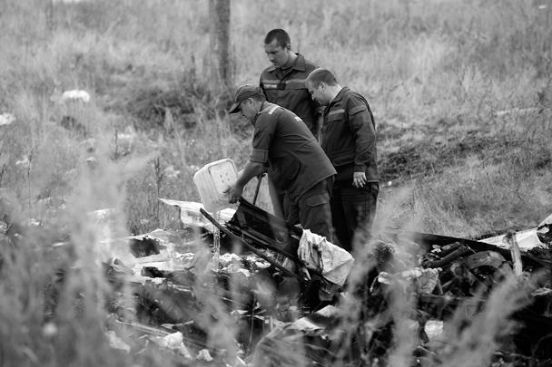 На месте крушения авиалайнера в Донецкой области работают 14 экспертов ОБСЕ и трое международных экспертов из Нидерландов. Об этом рассказал представитель специальной мониторинговой миссии ОБСЕ на Украине Майкл Бочуркив с места крушения самолета. Бочуркив отметил, что ополченцы предоставили специалистам доступ ко всем объектам, которые те хотели осмотреть. «Они проделали определенную работу по обеспечению безопасности периметра", – отметил он, добавив, что на месте происшествия находятся множество журналистов, а для качественной работы нужно, чтобы они не мешали». 