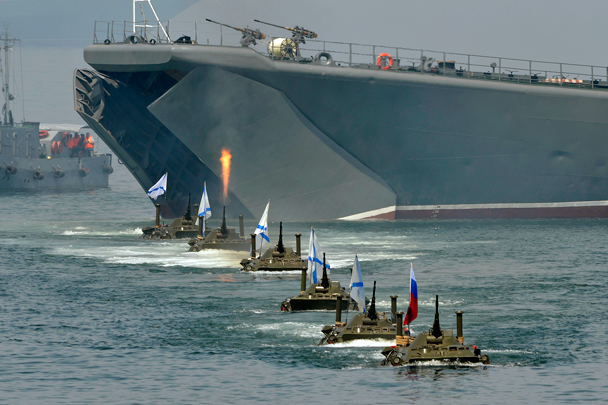 Военно-морской парад в честь Дня ВМФ России во Владивостоке