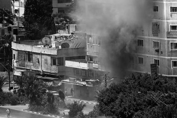 В результате обстрелов сектора Газа со стороны Израиля в среду погибли более 40 человек. Порядка половины из них погибли в результате попадания израильского снаряда в здание школы ООН