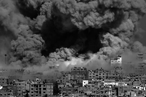 Зарево взрывов в секторе Газа