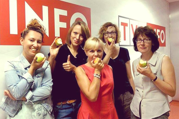 По условиям акции, поляки должны выкладывать тематические фото, сопровождая их хештегом #jedzjablka (#eatapples)