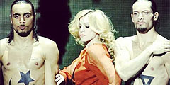 Певица Мадонна разместила в соцсетях фото, на котором она позирует между двумя полуобнаженными мужчинами, у одного из которых на теле нарисована Звезда Давида, а у другого – полумесяц. «У нас у всех кровь одного цвета», – подписала она картинку. Снимки вызвали ожесточенные споры пользователей Сети