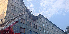 В пятиэтажном жилом доме на улице Александра Невского в Мурманске произошел взрыв бытового газа, в результате погибла женщина, еще один житель госпитализирован. Поиски погибших и пострадавших под завалами дома продолжаются. Всего из здания эвакуировали 60 человек