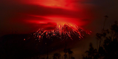 Вулкан Тунгурауа, расположенный на территории национального парка Сангай в Эквадорских Андах, вошел в период активности: в его кратере произошел мощный взрыв с последующим выбросом газа, лавы и вулканического пепла. Живущих поблизости людей пришлось эвакуировать
